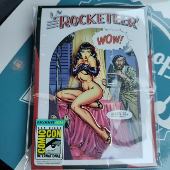 2024 SDCC Exclusive The Rocketeer Betty Paige WOW! Pin - Picture 1 of 3